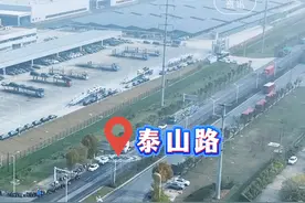 芜湖泰山路长江大桥 现场最新实拍 S24杭合高速芜湖泰山路长江大桥及接线工程陆续迎来新进展，11月20日，长江北路连接线工程前期设计已经公开招标，项目正在逐步推进。
该项目项目主线长度30.88 km，其中跨江大桥段长度8.39 km。计划于今年底开工，建设工期为42个月。
12月5号，市公共资源交易中心对项目工程特许经营者中标候选人进行了公开，项目估算总投资约155亿元.#芜湖泰山路长江大桥 #过江通道视频封面