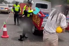 云南女子泼水节“偷袭”交警笑出声，鞋都掉了来不及穿，当事人：“现场气氛很热闹，有很多帅哥美女，有泼不完的水”视频封面
