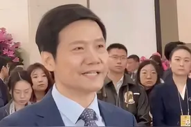 【#雷军谈科技创新引领新质生产力发展 ：把最新的AI技术用到各终端上】3月5日上午，十四届全国人大三次会议首场“代表通道”集中采访活动举行。全国人大代表雷军：制造业是我国立国之本，强国之基，小米作为制造业的建设者和受益者，我们将继续坚持走科技创新的道路，走高端化发展道路，加大培育新质生产力，把最新的人工智能技术应用到各个终端上，让广大的消费者能够享受科技带来的美好生活，为中国式现代化的发展贡献自己的力量。#视听北京京彩两会 #全国两会北京声音视频封面