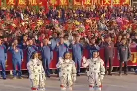 神17乘组出征仪式，现场高唱《歌唱祖国》#出征 #神舟十七号 #五星红旗迎风飘扬视频封面