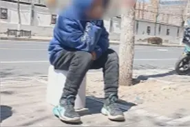 10岁男孩经常独来独往，社区:帮他收拾一下屋子后期加强关注#都市接到办视频封面