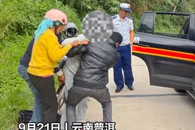 你永远可以相信云南消防，一孕妇躺在路边即将临盆，蓝朋友和120接力救助将女子送往医院。#暖心 #凡人微光温暖你我视频封面
