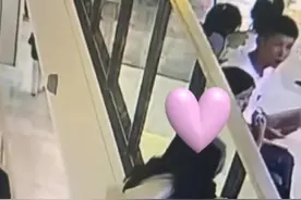 网曝济宁万象汇一女孩从4楼坠落，商城工作人员：将配合警方调查商场正常营业 #电梯安全事故视频封面