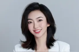 杨幂在C刊发表文章，为何上热搜？ 近日，演员杨幂在C刊发表文章的话题登上了热搜，媒体很快对此进行了追踪报道，并得到了几个确切信息：署名作者确实为影视演员杨幂；文章发表平台《中国广播电视学刊》为正规学术刊物，不存在“收取编辑费、版面费”等“卖版面”的状况。为何会引发热议？一起来看看。#杨幂 #法律科普 #我们一起来聊一聊 #答疑解惑 #一分钟小课堂视频封面