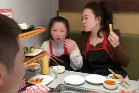 当90后已婚夫妇接娃下课 快乐的一个小时，一定要让孩子学会感恩父母#记录真实生活 #川渝夫妇视频封面