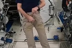 在太空如何穿裤子？美国宇航员在国际空间站展示穿裤子全程视频封面