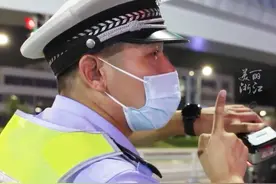 宁波交警街头喊话劝导市民戴头盔：处理事故10年看到不少“后脑开花”，比20块更重要的是生命安全！（供稿：镇海新闻中心） #浙江dou知道视频封面