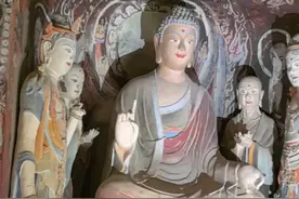 【体验感拉满！北展馆“搬”来一座敦煌石窟 】 昨天下午，“如是莫高”敦煌艺术大展首季展在北京展览馆拉开帷幕，并将于今天正式向公众开放。步入展览现场，原比例复刻的布景和精美的洞窟，让参观者一时恍惚，自己是否已经来到大西北的敦煌莫高窟中。#北展馆搬来一座敦煌石窟视频封面