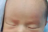 桂林寻亲：1岁女婴被救助，被发现时穿粉色连体衣，用蓝色被子包裹，高40厘米图片