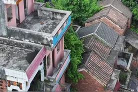 广东最大的无人村，3000多人弃房而去，一片荒凉惨不忍现象 ，这里就是广东肇庆高要区无人村，据说在2005年一夜之间按下暂停键，全村3000多人集体撤离，留下500多栋楼房面目全非，玻璃门窗早已不翼而飞，部分房子被树木杂草淹没，一片荒凉惨不忍睹的现象，曾经热闹的村庄，如今变成荒无人烟。那么，这里究竟发生了什么？#无人村 #广东肇庆 #荒凉 #内容启发搜索视频封面