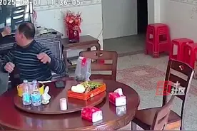“春节期间，希望大家多留意孩子吃东西！”2月1日，广东茂名。 男孩吃车厘子，因未完全嚼碎就吞咽被卡喉，家人轮番做“海姆立克”终救回：后怕！视频封面