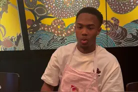 父子俩一个喜欢油碟，一个喜欢麻酱！所以油碟好吃还是麻酱好吃？#外国人吃中国美食 #火锅 #马布里视频封面