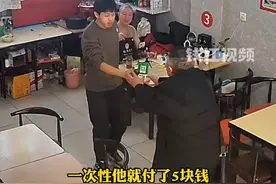 男子带孩子到饭店上厕所主动扫码付5元钱，商家忙说不用扫，递上一瓶饮料被婉拒。视频封面