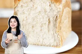 超柔软的全麦吐司教程！全家一周吃三条！ 最近一家四口的早饭！小朋友非常喜欢用这个吐司做的三明治！这个配方可以做四条吐司，感兴趣的小伙伴可以在家试试
—
隔夜全麦种：全麦粉200g，高筋粉100g，酵母3g，水300g
主面团部分：高筋粉650g，全麦粉100g，糖50g，盐12g，低糖干酵母8g，牛奶200g，水300g，隔夜全麦种约600g，黄油80g
步骤：
1、先制作酵种，酵母和水混合均匀之后，加入面粉混合均匀，盖上盖子冷藏3小时以上或冷藏过夜
2、第二天，除了黄油以外的材料放进厨师机里，先慢速再快速揉到粗膜，之后加入黄油先慢速再快速揉到手套膜
3、放进烤箱放一碗热水，发酵一小时左右，烤箱有发酵模式就调到30度，没有的话天气冷记得换热水
4、发酵到量杯大之后称重分割成8个，揉到光滑面放在烤盘上放进烤箱发酵25分钟左右
5、之后做第一次擀卷，按顺序放，之后再按照第一个继续擀卷
6、两个面团一个吐司放进土司盒里，继续放进烤箱发酵1小时20分钟左右，如果没有发酵到7、8分满，就继续加时间直到发到7、8分满
7、发酵好之后顶部刷上鸡蛋液，表面撒上燕麦，放进烤箱165度烘烤35分钟左右
8、烤好之后摔一下，倒再冷却架上冷却，注意底部架高避免凝结水汽，冷却好之后就可以切块吃了#手工美食 #全麦吐司 #波兰种 #烘焙教程 #在家做面包视频封面