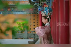 教育的尽头是美学！桐庐老爸用易拉罐为女儿再造“故宫凤冠” “因为我爸爸是超人么，他能把垃圾变成宝藏。”几天前，桐庐7岁女孩“六宝”戴着一顶由废弃易拉罐制成的故宫同款“凤冠”惊艳亮相，引发网友热议。潮新闻记者联系上这顶“凤冠”的制作人，“别人家的老爸”王登科。一起听听这位被女儿称为“超人”的巧手老爸与孩子共同成长的故事。@抖音短视频