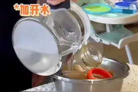 你还在开水烫奶瓶吗？ 别再这样给奶瓶消毒了，后果很严重！#奶瓶消毒 #育儿经验分享 #健康育儿科普视频封面