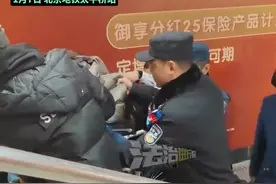 女乘客坐地铁腹痛难忍 站内民警火速出警联系急救车 由于站口没有直梯 民警抬着女乘客上救护车（记者：李越）#社会百态 #民警 #北京视频封面