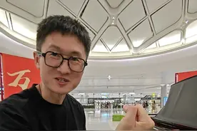 弹钢琴跟开车时一样的 看完保准你一分钟学会弹钢琴，学不会算我输...视频封面