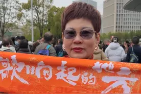 3月29日，湖北武汉。女子自费3万元购买应援品发给刀迷，这次武汉是英雄的城市，又特意准备了小红旗。“唱我们走在大路上时，大家都挥舞起来。”（记者：赵博宇 李瑶昕）#刀郎 #刀郎武汉演唱会视频封面