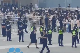 8月6日，陕西西安，TFBOYS演唱会场馆外人山人海，距演唱会开始还有2小时，全国各地的歌迷们已检票进场视频封面