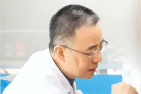 老人腰疼腿疼动不了，天天和病痛做斗争，医生：可能是椎间盘突出视频封面