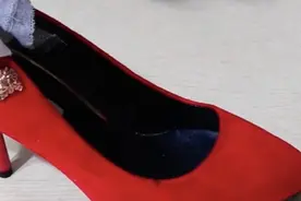 穿高跟鞋溜达，脚又痛又累，分享几招，出去穿它再也不怕磨脚啦视频封面