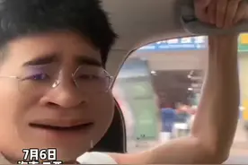 小伙乘车时手被卡扶手， “真不是叛逆 就是手不老实” #手被卡住 