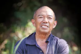 开朗的大伯遇到新手理发师，哈哈哈#农村生活视频封面