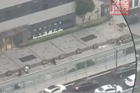这是我们浙江人的DNA！救护车遇杭州早高峰， 高架上的生命“拉链”瞬间形成。#浙江dou知道 #杭州文明城市视频封面
