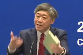 李稻葵呼吁放开消费限制：年轻人想蹦极，你担心什么，摩托车13年强制报废，相当于汽车开3年的里程，谁还敢买啊视频封面