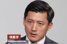 近日，中国国际问题研究院亚太研究所特聘研究员项昊宇在接受@新时代中国外交思想库 专访时表示，特朗普新政府上台后，其奉行的单边主义和保护主义政策或对中日两国带来重大外溢影响，中日应携手化解其带来的冲击。此外，中日需加强沟通合作、共同化解地缘矛盾冲突，这也是习近平主席所说的中日关系具有超越双边的重要意义的题中应有之义。 #中日关系视频封面