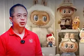 你见过潮玩顶流Labubu“打工”的样子吗？ 它的职场生活，会是怎么样呢？#大咖观察 #红衣聊AI #泡泡玛特