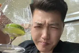 苍蝇馆里的人间烟火气 以后的路很长，别着急，慢慢成长。列气！#记录我下班后的惬意生活 #馋人美食轻松拿下吃货的你 #被这一口香迷糊了 #在路边摊感受人间烟火 #烧烤视频封面