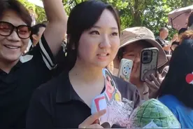 内地奥运健儿代表团抵达澳门，粉丝为全红婵精心准备了一只特别的乌龟，“深绿色 很像一只龟啦”视频封面