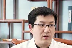不仅失眠，睡着后还出汗，出的汗就是你可能有热了，热分为虚热实热，你来看看你是哪一种吧！！！#岐黄中医陈伟铭  #印象最深的门诊时刻  #诊室日常  #中医 #抖出健康知识宝藏视频封面