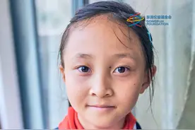 女孩平时跟着外公生活，懂事的她会主动帮外公干家务，也对未来充满着美好的幻想。#东润益师助学筑梦  #童愿成真  #星火成炬  #助学视频封面