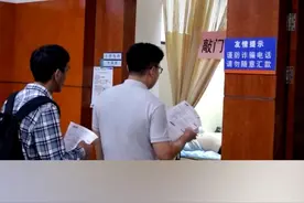 【年轻也别熬夜！警惕冠心病找上00后】医生提醒，冠心病有年轻化趋势。若熬夜后持续出现胸闷胸痛及气短症状，需及时就诊。视频封面
