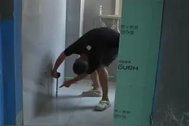 奇葩！卫生间地面比客厅高1.5公分，贴砖师傅：它高一点 不影响你下水。（一）#都市接到办