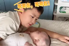 9岁哥哥照顾才几个月的弟弟，眼里充满了爱，弟弟一哭哥哥立刻跑去哄，跑得比爸妈还快！妈妈：有了二宝，哥哥#懂事 很多！#萌娃 #兄弟情 #总有温暖在身边 （视频来源：@家有俩仔 ）视频封面