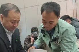 3月21日，山东青岛，“灵魂摆渡人”刘德文送山东籍台湾老兵落叶归根。侄子：四伯父之前把三伯父的骨灰带回来了，现在他们兄弟可以团聚了。#灵魂摆渡人 #刘德文 #落叶归根