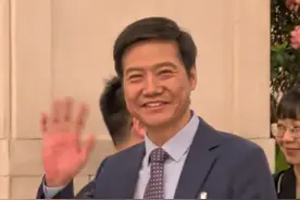 雷军两会婉拒记者采访：“我真的不能接受采访了，我又挂了3条热搜。”结果网友还是没放过他视频封面