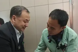 3月21日，山东青岛，刘德文送台湾老兵骨灰回家，和老兵家人跪地交接，“跪是代表尊重，把他们当亲人。”#灵魂摆渡人刘德文 #灵魂摆渡人送老兵骨灰回家视频封面