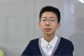 3月21日（采访），西安交大少年班放榜，郑州14岁学生以331分获得全国第一名，免去中考、高考、研究生考试，8年后取得硕士学位，坦言“喜欢理科，会自己阅读感兴趣的章节”#河南dou知道视频封面