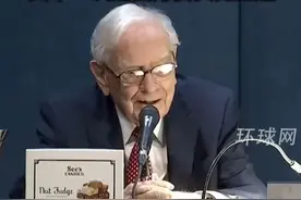 巴菲特在股东大会怀念芒格：这么多年他只跟我拍过两次桌子，其中一次是因为要买比亚迪视频封面