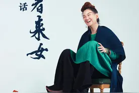 对话《黑神话：悟空》插曲《屁》演唱者者来女 《黑神话：悟空》插曲《屁》的爆火让更多人认识到歌手者来女@者来女 ，同时也注意到她独特唱腔。
这种唱腔给游戏增添了辽远、悲怆、妖异、磅礴等氛围。将艺术作品与民歌进行结合，无论是神佛世界还是历史未来，仿佛都能在民歌的加持下烘托出独特的张力。
“一首歌，从来不是新的，也永远不会变老，那就是民歌”，我们本次也将通过《黑神话：悟空》作为话题点引入，核心则是想要探索者来女老师如何解读民歌，又如何用声音穿越时空、沟通神灵、与心共振。@抖音音乐 
 #黑神话悟空 #黑神话悟空创作者激励 #者来女 #三界四洲 #VISIONLAB视频封面