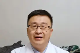 爸妈的脚趾缝脱皮发痒还很臭，这是种皮肤病！#脚气  多关心父母健康#家庭  尽早治疗#咪康唑散 #健康 #科普视频封面