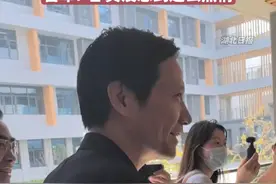 #雷军回家乡母校仙桃中学 ，学弟学妹隔窗户大喊“雷总好”，雷总很高兴：哇，真没想到这么热情！（剪辑：鲲鹏）#雷军视频封面