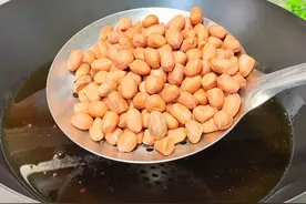 花生米倒进滚烫油锅，出锅瞬间变美食，真是高手在民间，太解馋了视频封面
