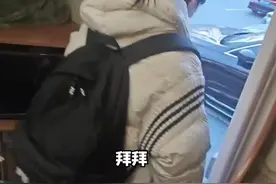 为保证高三女儿的睡眠时间，家长把房车开到学校门口，安了一个“移动的家”。#高三 #房车 （视频来源：@小叶名优设备 ）视频封面