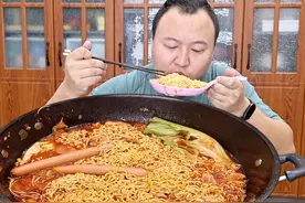 昨晚减肥饿了一夜，今天早上来顿美美的泡面，大口吸面，过瘾！视频封面